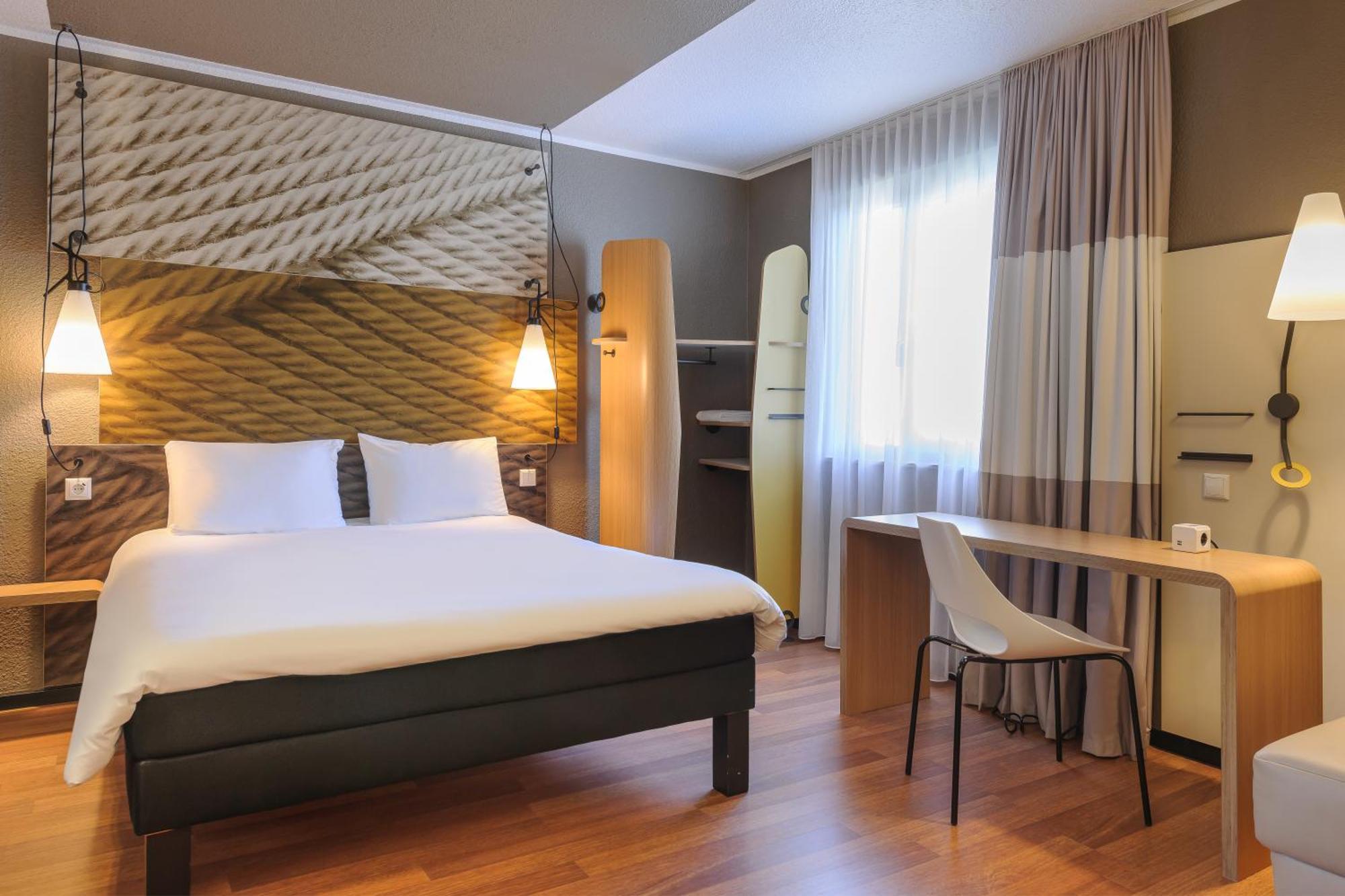 Hotel Ibis Berlin Mitte Esterno foto